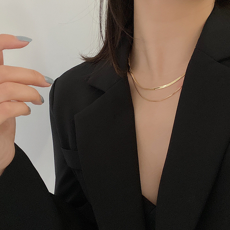 Double-layer snake bone necklace for women's summer, with a light luxury and niche design sense, versatile collarbone chain, and an Instagram hip-hop retro necklace accessory full figure