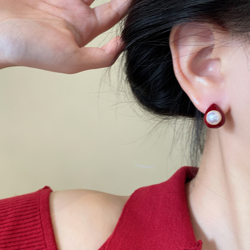 Autumn and winter red teardrop pearl stud earrings for women, versatile, niche and high-end style earrings, retro charm, New Year's earrings wholesale Application Scenario