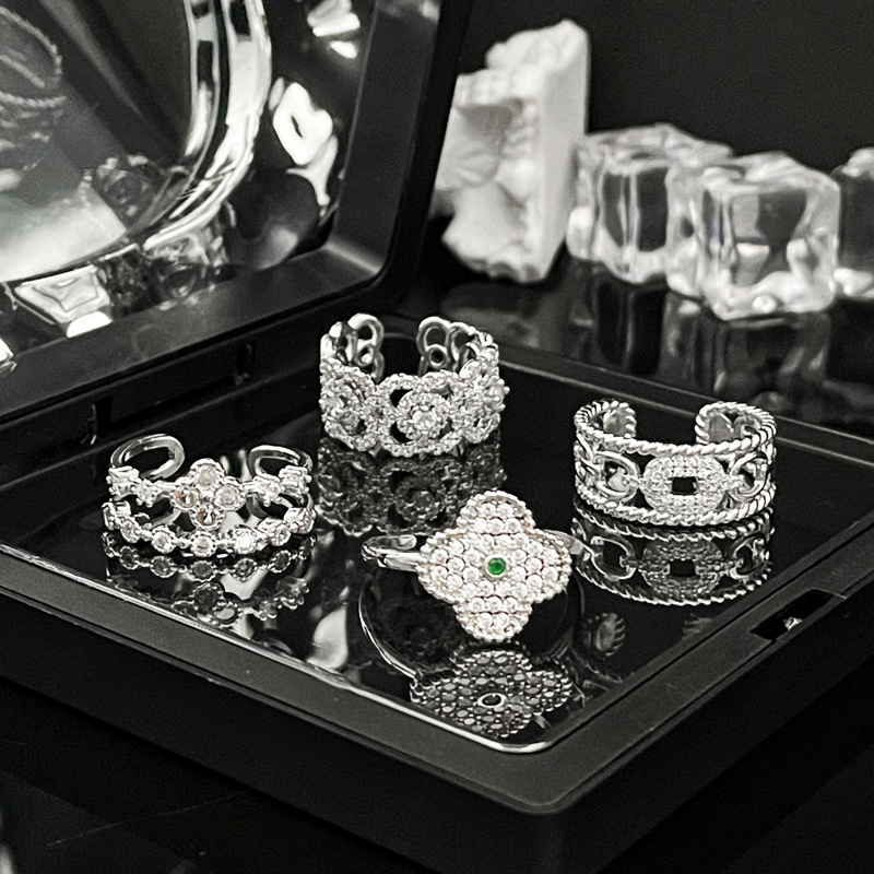 This is a trendy and fashionable four-leaf clow-shaped open-top ring with a touch of luxury and sophistication, similar to those worn by niche European and American celebrities details Picture