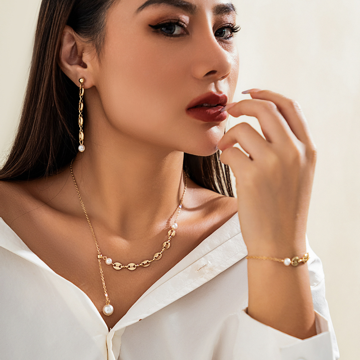 A simple and fresh floral collarbone chain from Europe and America, a versatile dopamine and niche Daisy necklace for women details Picture