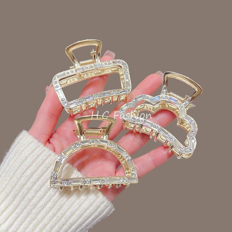 The new French claw clip features a niche and high-end feel. It is a zircon semi-claw hairpin with a fashionable and simple style. It is also a shark clip for the back of the head Application Scenario