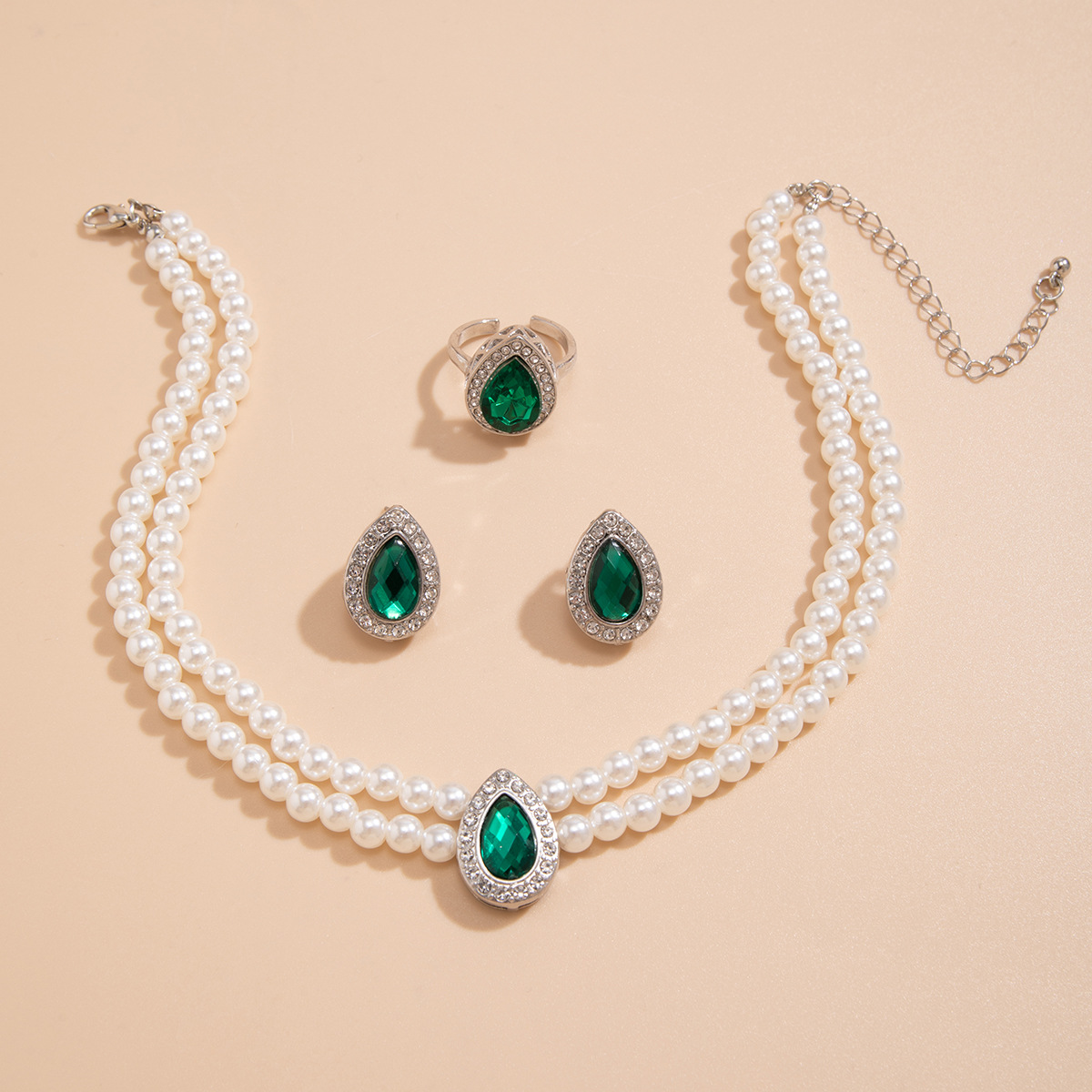European and American cross-border jewelry, retro imitation pearl multi-layer necklace choker, green rhinestone light luxury French necklace for women Application Scenario