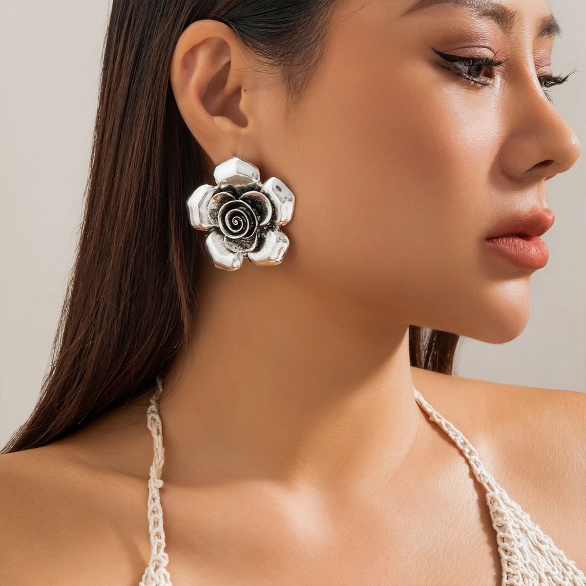 European and American cross-border ethnic style retro flower accessory necklace, women 's unique and versatile collar, velvet floral necklace Specification drawing