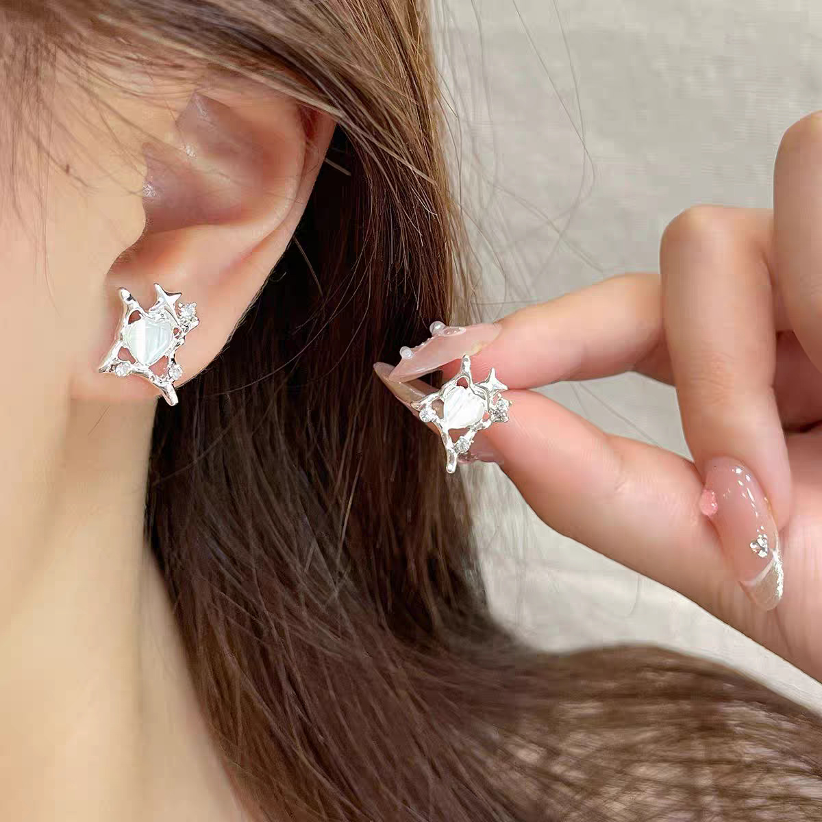 Shining heart-shaped cat's eye stone ear studs, women's niche style, design sense, star cold, wind level sense earrings and earrings full figure