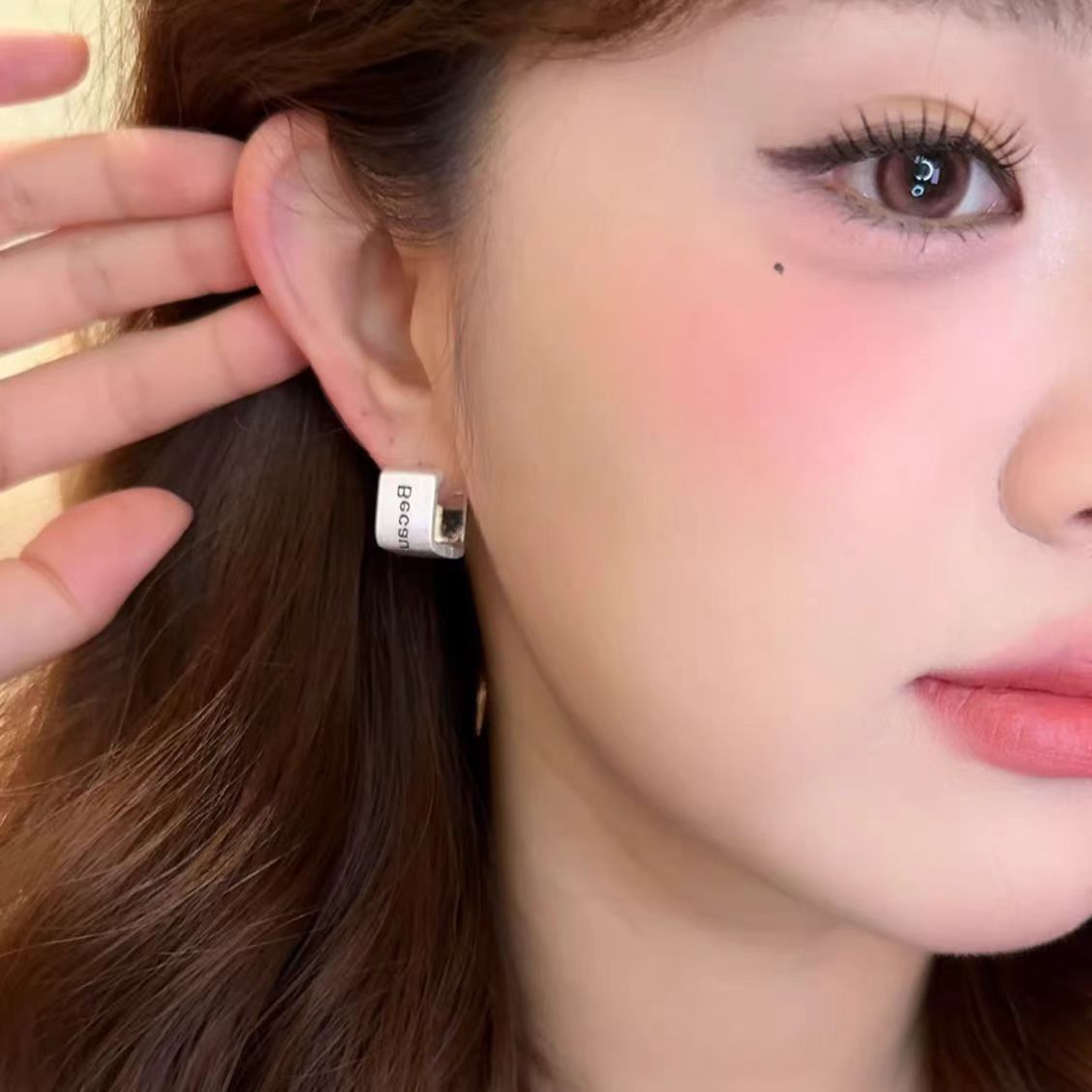 The minimalist series features a high level of refinement, simplicity, individuality, a cold style, a sense of luxury, a retro style, and matte English letter ear buckles details Picture