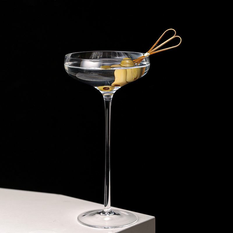 Japanese high-footed cocktail cups, high-end glass martini cups, personalized and creative height-adjustable ice cream cups Application Scenario