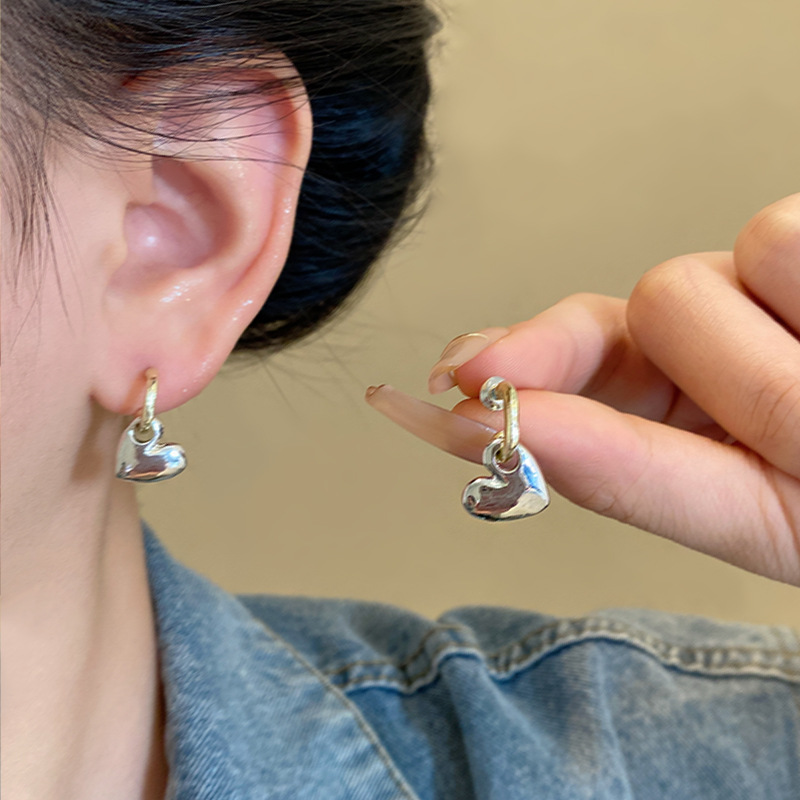 Korean heart-shaped stud earrings, a niche design for women, exude a sense of sophistication and elegance. Unique and best-selling earrings for autumn and winter details Picture