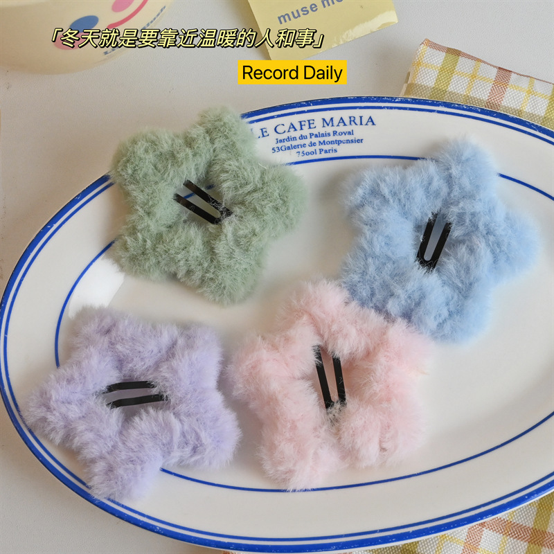 Autumn and winter plush star hair clips, little girl's back head loose hair BB clips, furry hair clips, bangs clips, popular hair accessories Application Scenario