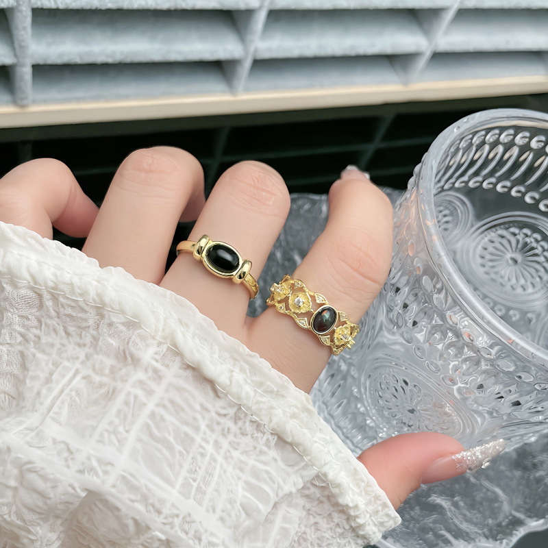 This is a niche retro, sweet and cool, individualistic open-top ring for women. It is fashionable with a hollowed-out design, exuding a light luxury and elegant charm. It is exquisite and versatile, with a high-end feel full figure