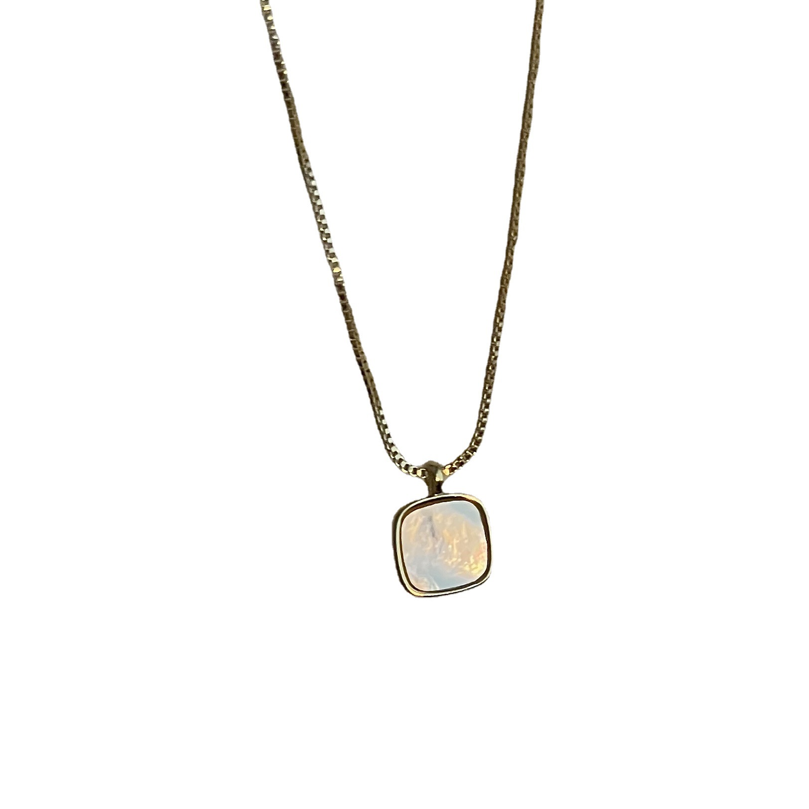 Light luxury and niche design square shell necklace, women's ins style, versatile, simple and elegant collarbone chain accessory wholesale Item Picture