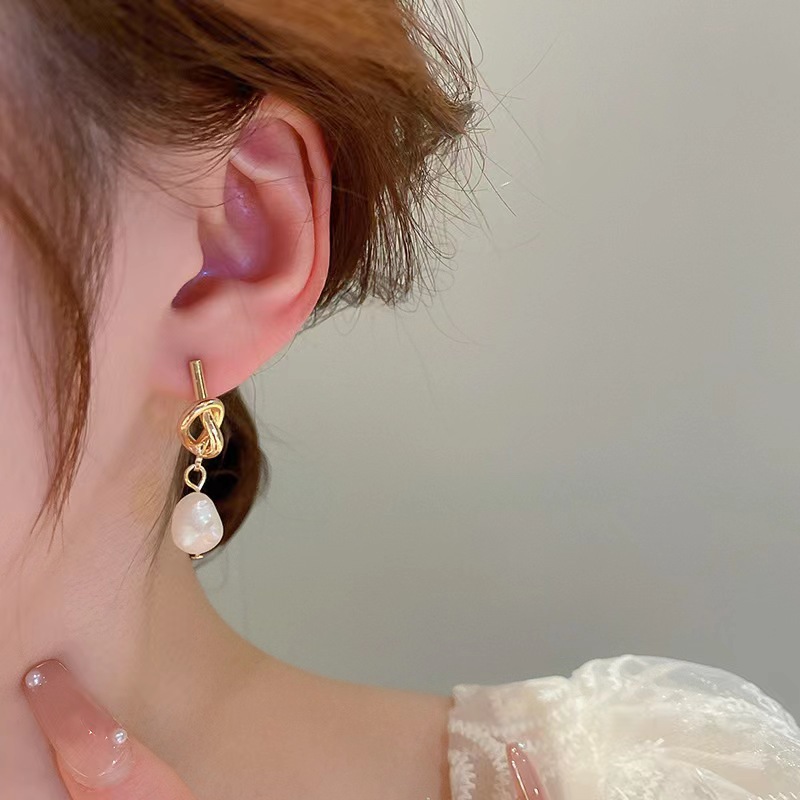 French Baroque irregular-shaped pearl pendant earrings, women's niche fashion, versatile design sense, knotted earrings and earrings Application Scenario