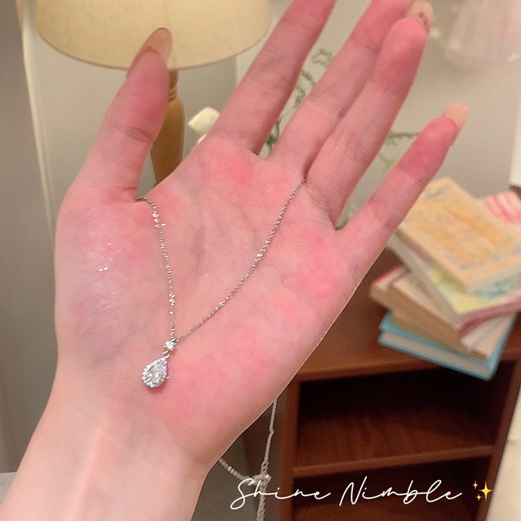 The elegant water drop fine necklace for women, with a light luxury and niche design sense, is fashionable and internet-famous. The zircon pendant collarbone chain is trendy full figure