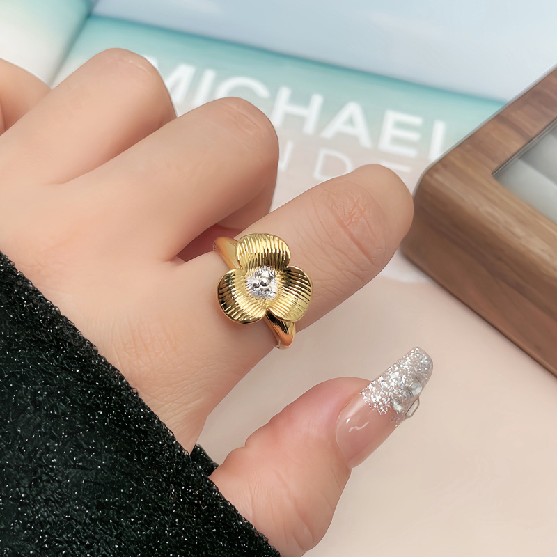 The new Chinese-style retro brushed flower ring for women features a light luxury, exquisite and cold design with a high-end feel, highlighting the white petal ring Application Scenario