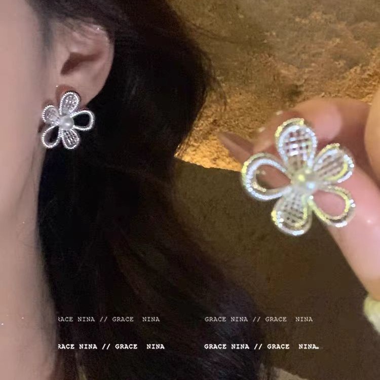 Unique design ~ Korean-style hollowed-out flower pearl earrings, women's light luxury and high-end style, elegant stud earrings, cool and refreshing earrings full figure