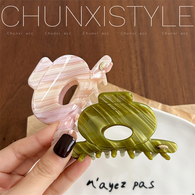 YD striped acetate scratch-clip small 2025 new high-end style hair clip for women, semi-tied hair at the back of the head shark clip headwear Application Scenario