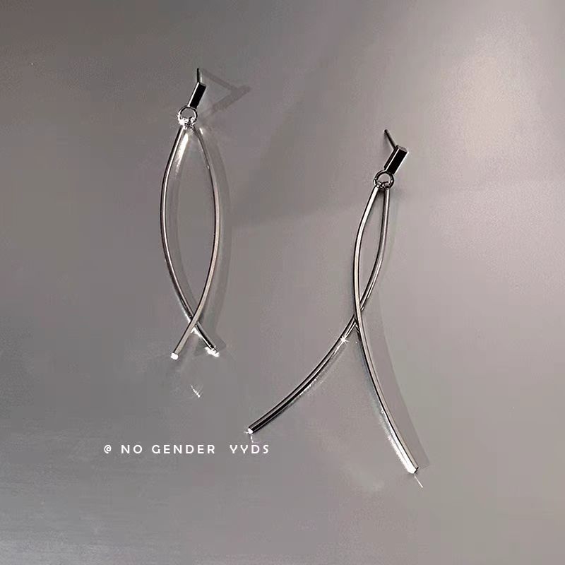 Minimalist cross-tassel stud earrings, a new trend in 2025, are high-end earrings that are popular on Instagram for women details Picture