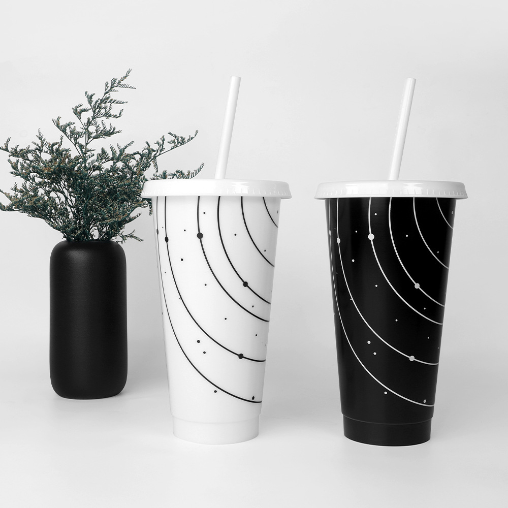 Factory stock: 710ML large-capacity starry sky straw cup, pp single-layer high appearance level, black and white two plastic water cups full figure