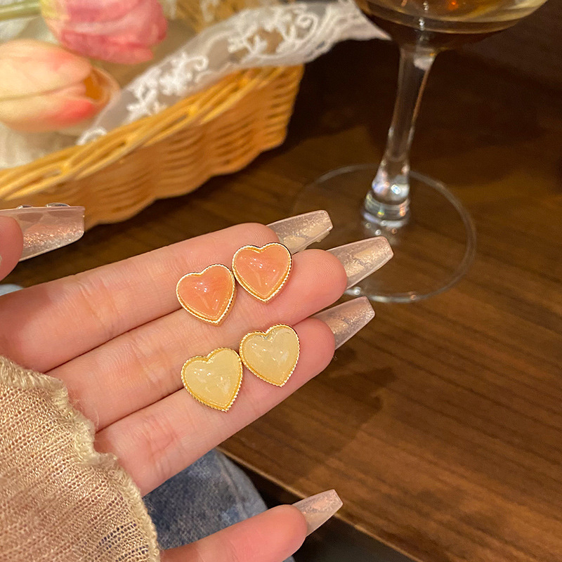 Korean-style simple resin heart-shaped stud earrings for women, fashionable and elegant, versatile, fresh and exquisite earrings, light luxury heart-shaped earrings full figure
