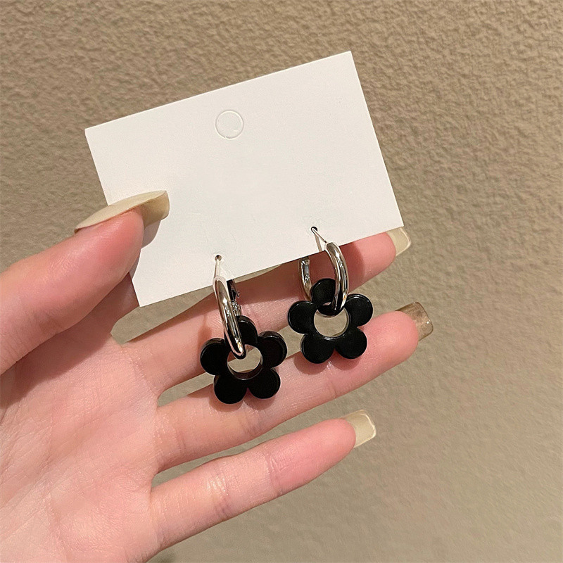 Korean retro and cute black resin small flower sweet and cool flower contrast color circle earrings with a metallic cold style design Application Scenario