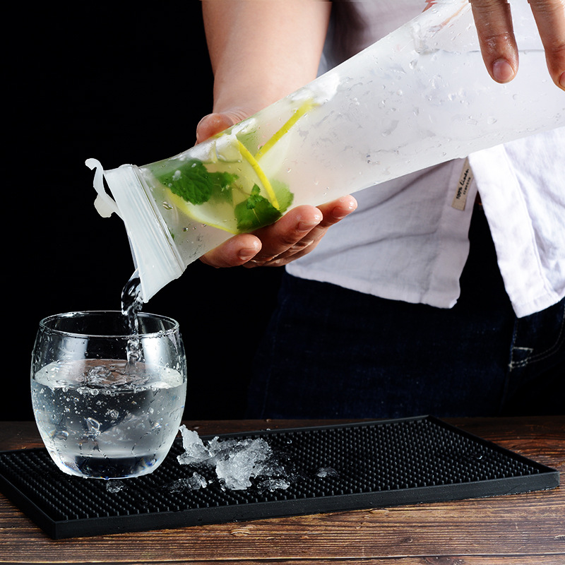 Acrylic pc plastic water bottle, cold water bottle, square juice bottle, beverage bar water bottle, restaurant lemon water bottle Application Scenario