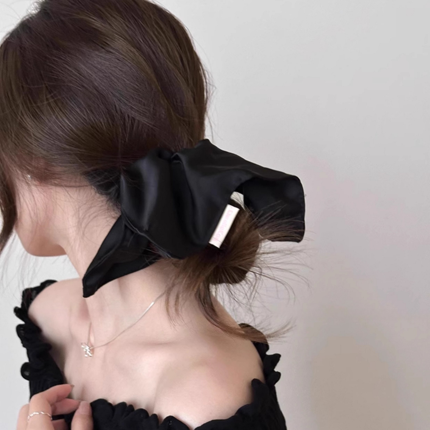 Black and white classic and enduring style, with a lustrous and draping sheen, satin, square fabric, large intestine circle, windmill hair band, women's hair tie details Picture