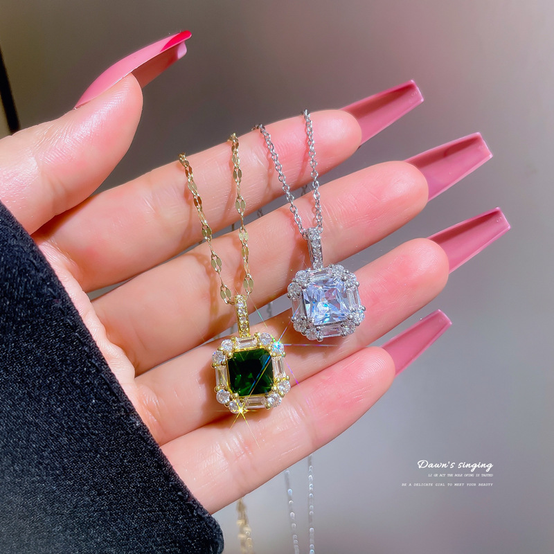 【 Titanium Steel 】 Light luxury slightly inlaid real gold zircon full diamond necklace for women, new collarbone chain, light luxury and niche design sense full figure