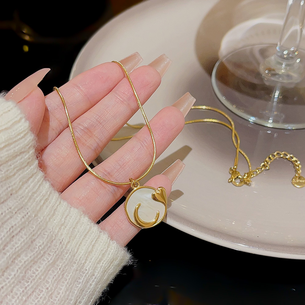 Japanese and Korean fashion heart moon necklace, versatile for women, light luxury white mother-of-pearl pendant collarbone chain, ins high-end and niche accessories details Picture