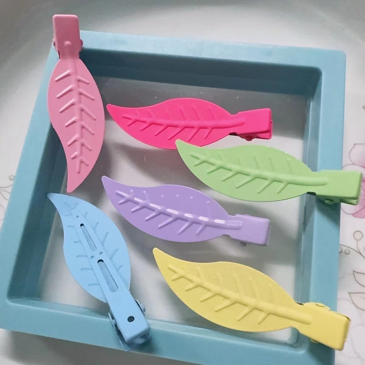Rubber paint leaf hair clips, sweet and cute dopamine hair clips, side clips, artistic girl hair growth clips wholesale details Picture