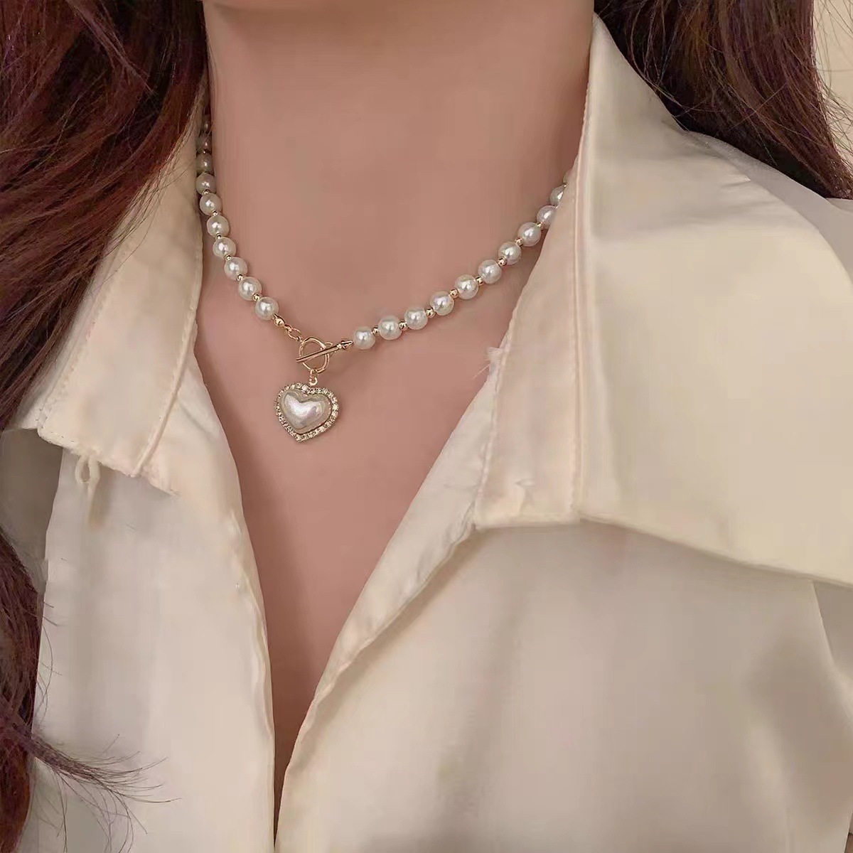 Heart-shaped pearl necklace for women, with a light luxury and niche design sense, a new 2023 style beaded collarbone chain-like necklace details Picture
