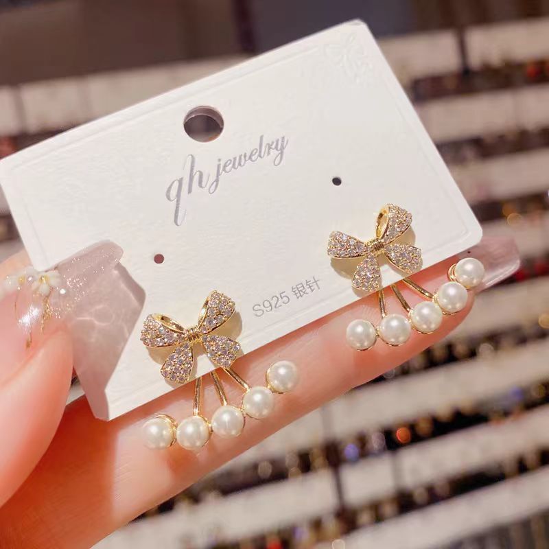 A pair of women's niche design bestseller earrings with two bow pearl stud earrings, a new bestseller in 2025 Application Scenario