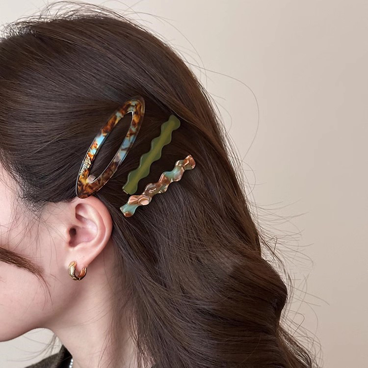 Three new high-end acetate hairpins for women in 2025, featuring a one-line fringe, side clip and bb clip headwear full figure