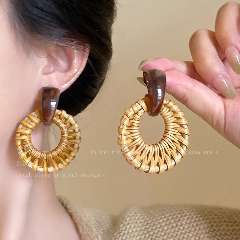 Wooden rattan and grass woven ear rings for women, 2025 new Bohemian vacation style earrings, exaggerated face-enhancing small stud earrings full figure