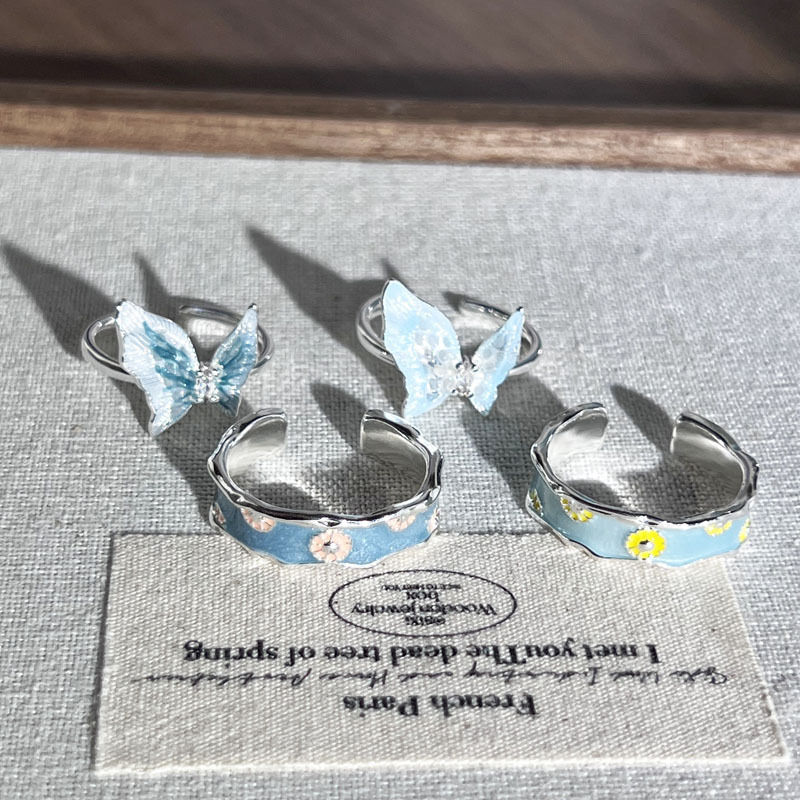 A unique summer new silver-white gradient butterfly ring for women, with a high-end Korean style and a light luxury Daisy index ring details Picture