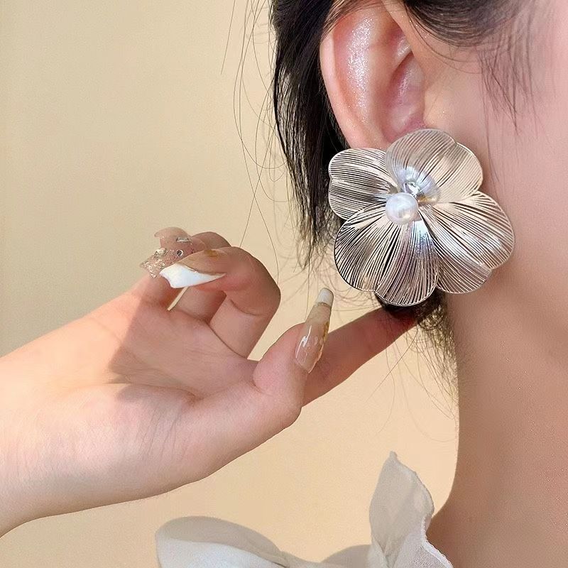 Exaggerated and unique floral pearl stud earrings for women, light luxury and niche design sense earrings, versatile and elegant, exquisite and fashionable earrings Application Scenario