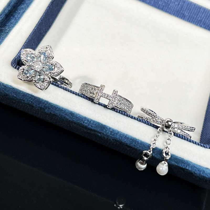 New high-end, light luxury and fashionable, rotatable flower, sea blue zircon open ring, female letter H full diamond ring Specification drawing
