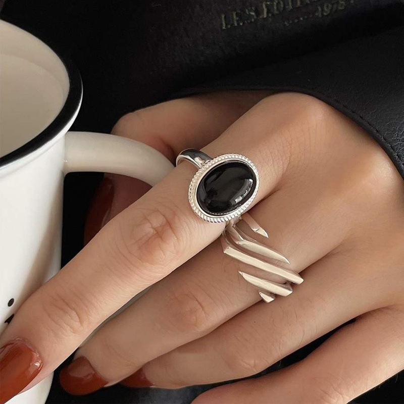 A niche design black oval ring for women with simple lines, individual and fashionable open ring, hip-hop fashion index finger ring full figure