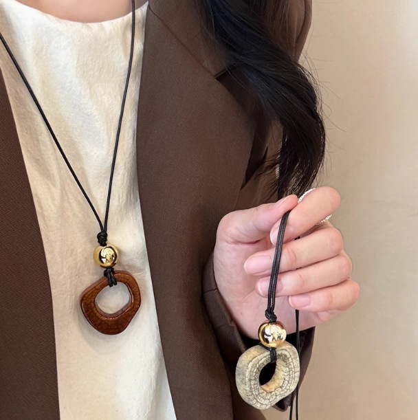 A niche design sense geometric square long pendant necklace for women, simple ethnic style, retro and versatile neck chain, collarbone chain full figure