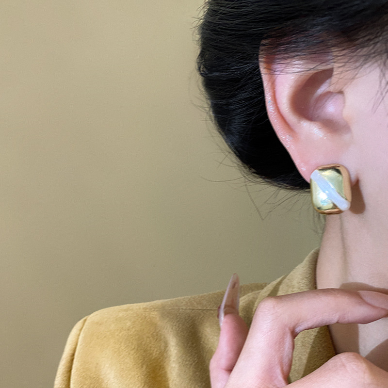 French retro double-piece smooth stud earrings for women, light luxury, versatile, elegant and high-end metal earrings, trendy earrings wholesale Application Scenario