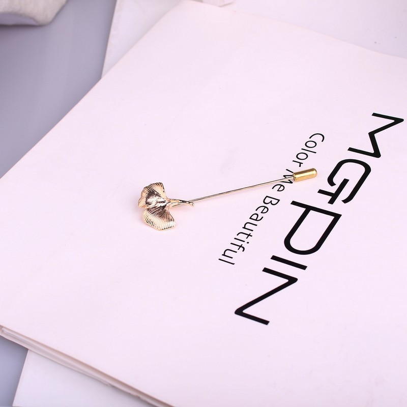 Z36 Yiwu Factory Direct sales of European and American brooches, Ginkgo leaf-shaped brooches, sweaters, scarves and pins for autumn and winter Application Scenario