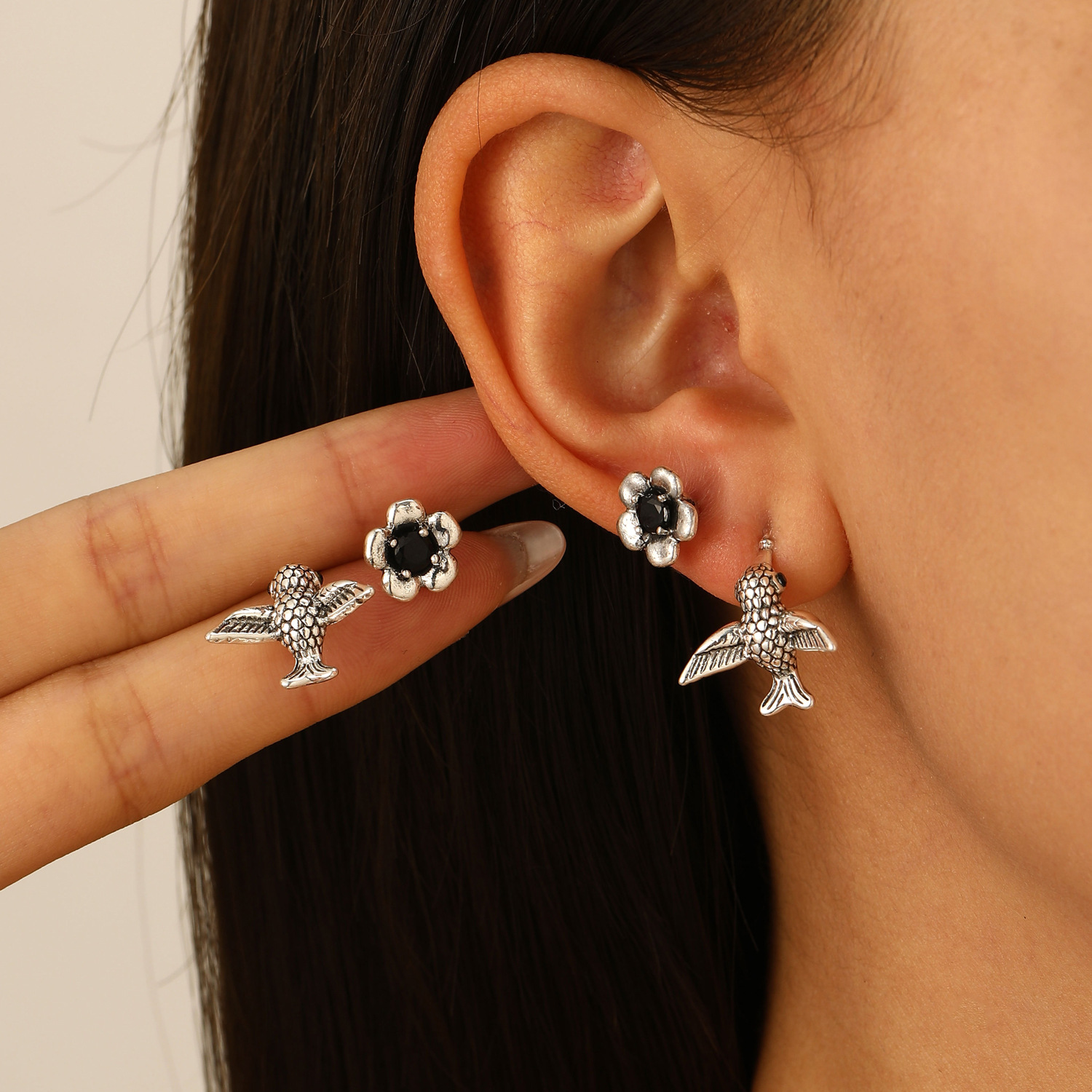 Wholesale of popular cross-border retro earrings from Europe and America with a sense of design, niche flower and bird stud earrings, and women's spring and summer hummingbird accessories full figure