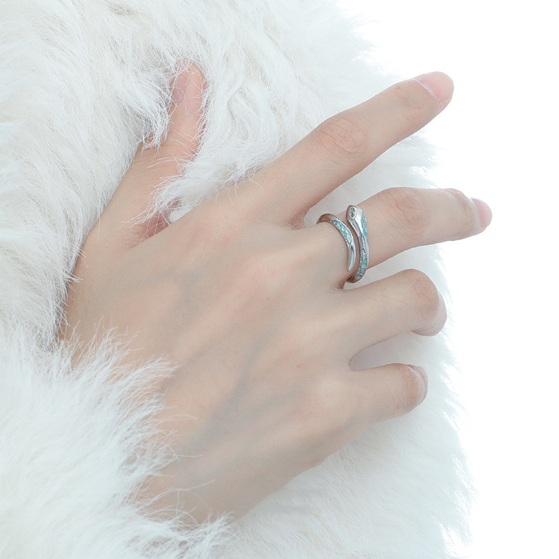 The ice blue snake style irregular opening ring is a new fashionable, individual, niche and high-end index ring for women Application Scenario