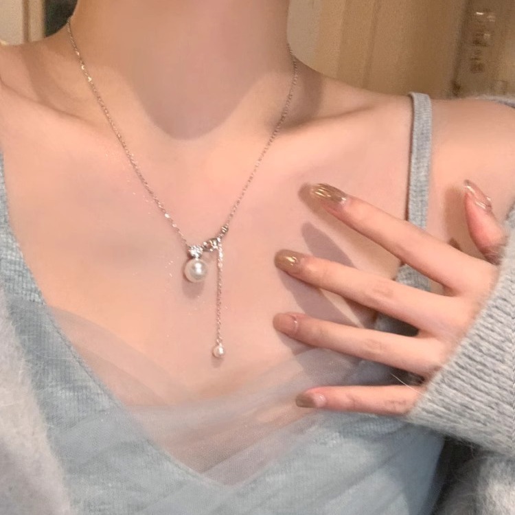 Diamond-encrusted pearl zircon pendant necklace for women, simple and cold style, niche and light luxury, versatile collarbone chain details Picture