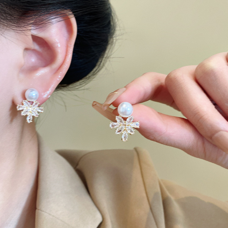 The light luxury, niche and exquisite zircon maple leaf earrings are fashionable and versatile for women, exuding a sense of elegance and sophistication. The pearl stud earrings are best-selling earrings details Picture