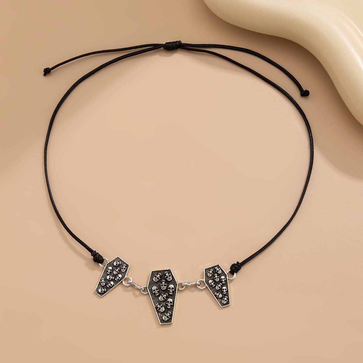 European and American cross-border accessories, personalized skull coffin leather wax thread necklace, hip-hop style irregular alloy collarbone chain Application Scenario