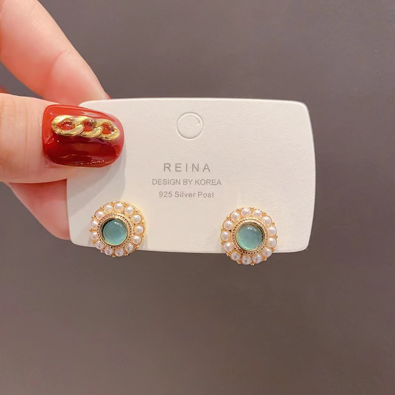 Retro high-end green cat's eye stone pearl stud earrings for women 2025 new style, niche and versatile design sense earrings and earrings Specification drawing
