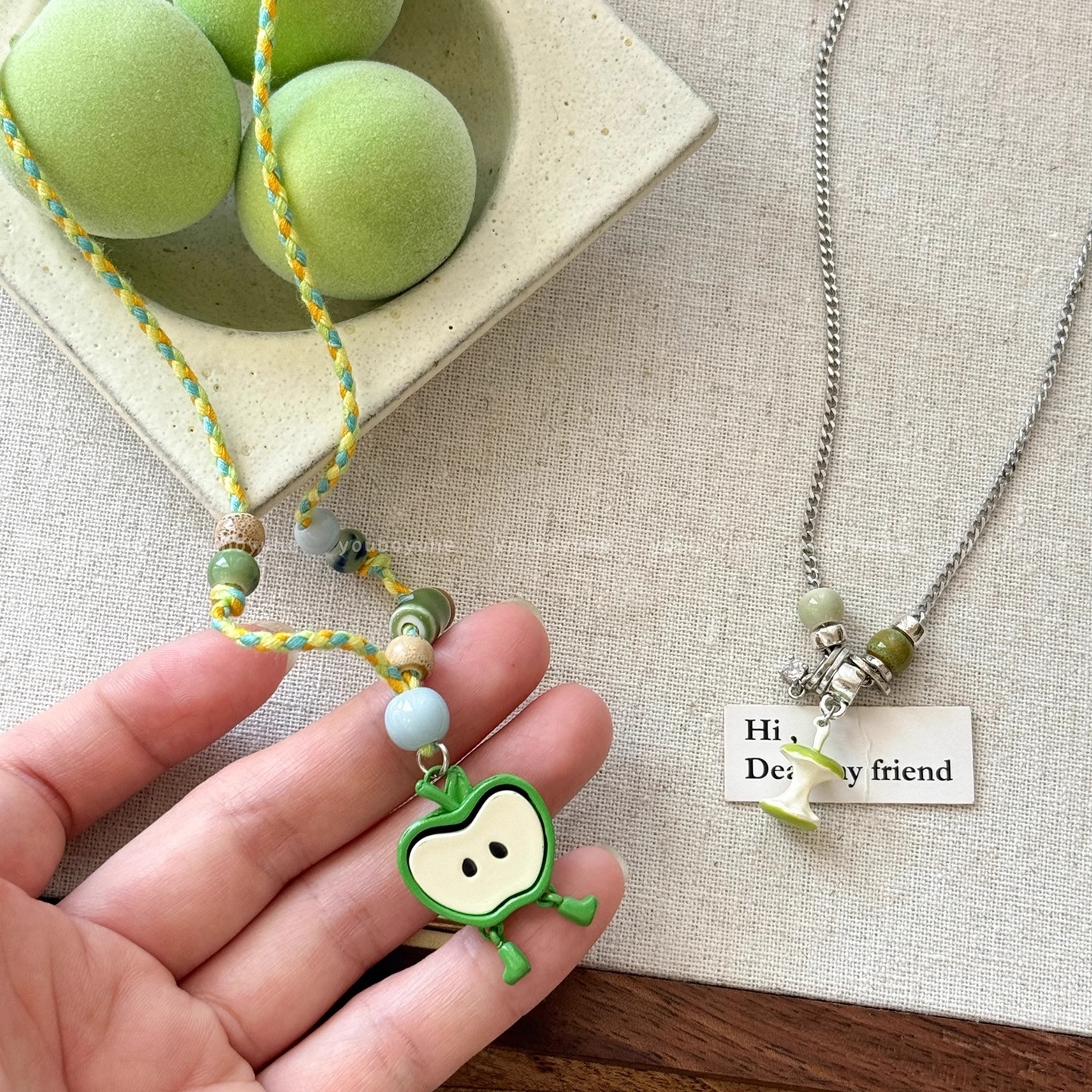 Cute and fun apple pendant necklace for women, unique, simple and versatile, fashionable and trendy neckchain, collarbone chain details Picture