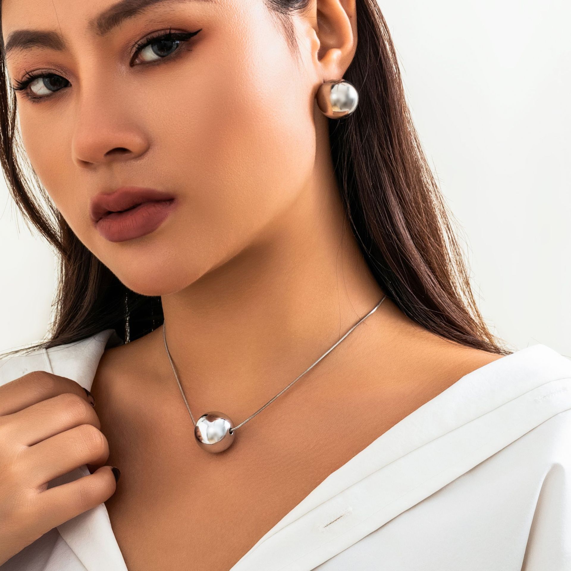 European and American cross-border accessories: simple snake bone chain geometric round bead necklace, versatile and niche punk spherical collarbone chain for women Specification drawing