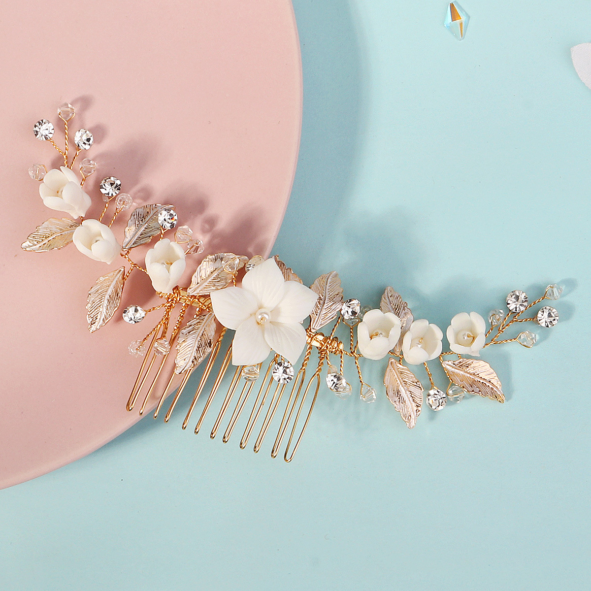 A new cross-border handcrafted bride's hair comb, a beautiful forest-themed wedding dress with a updo hairstyle and white ceramic flower insert comb details Picture