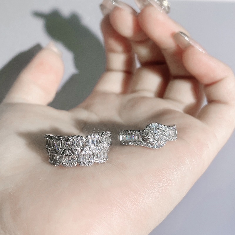 This niche design, versatile and unique petal-shaped zircon ring with full diamonds, exudes a cold and elegant feminine charm, and is a light luxury and exquisite ring Application Scenario