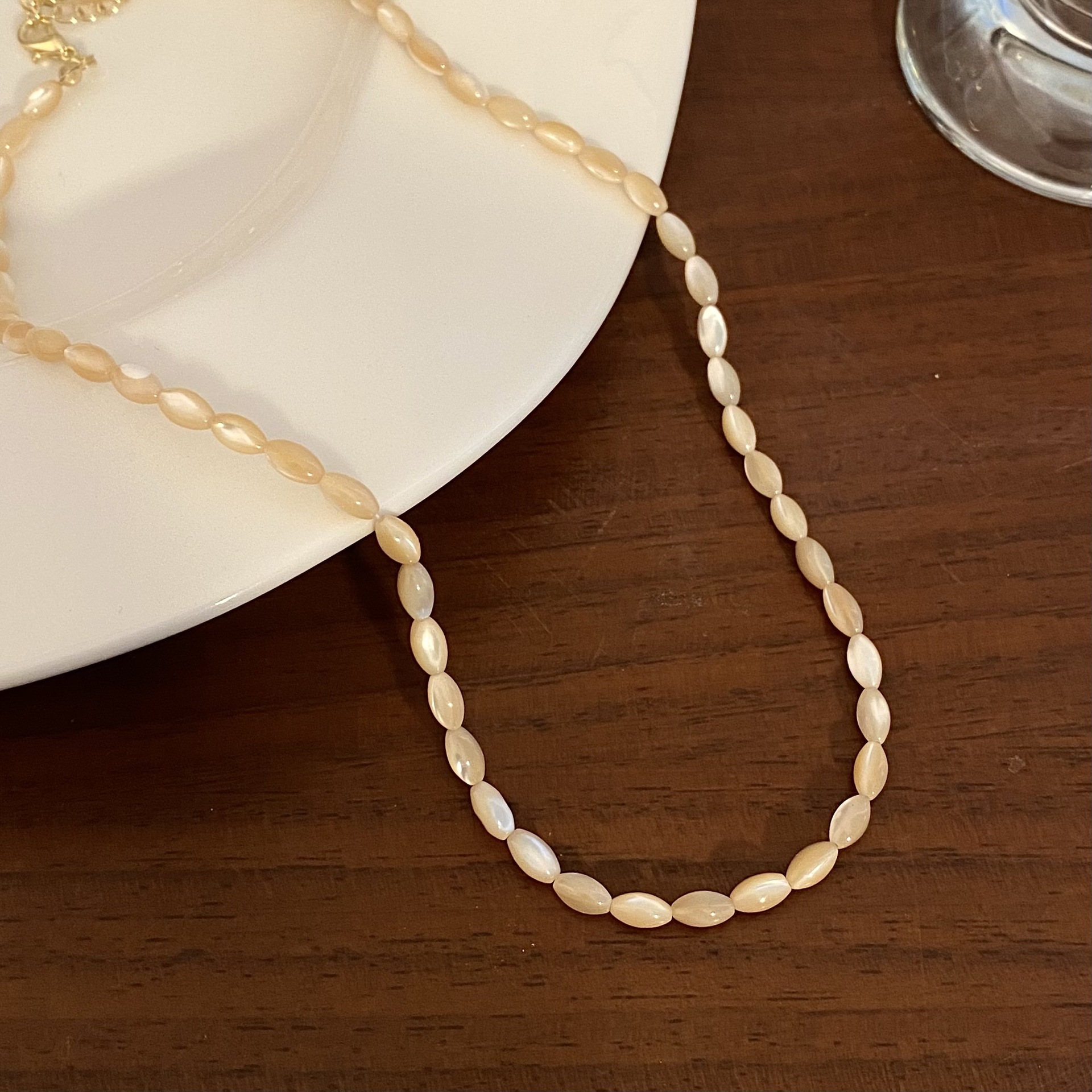 Rice bead beaded necklace 2023 new style feminine light luxury niche sweet and cool pearl necklace collarbone chain accessory Application Scenario